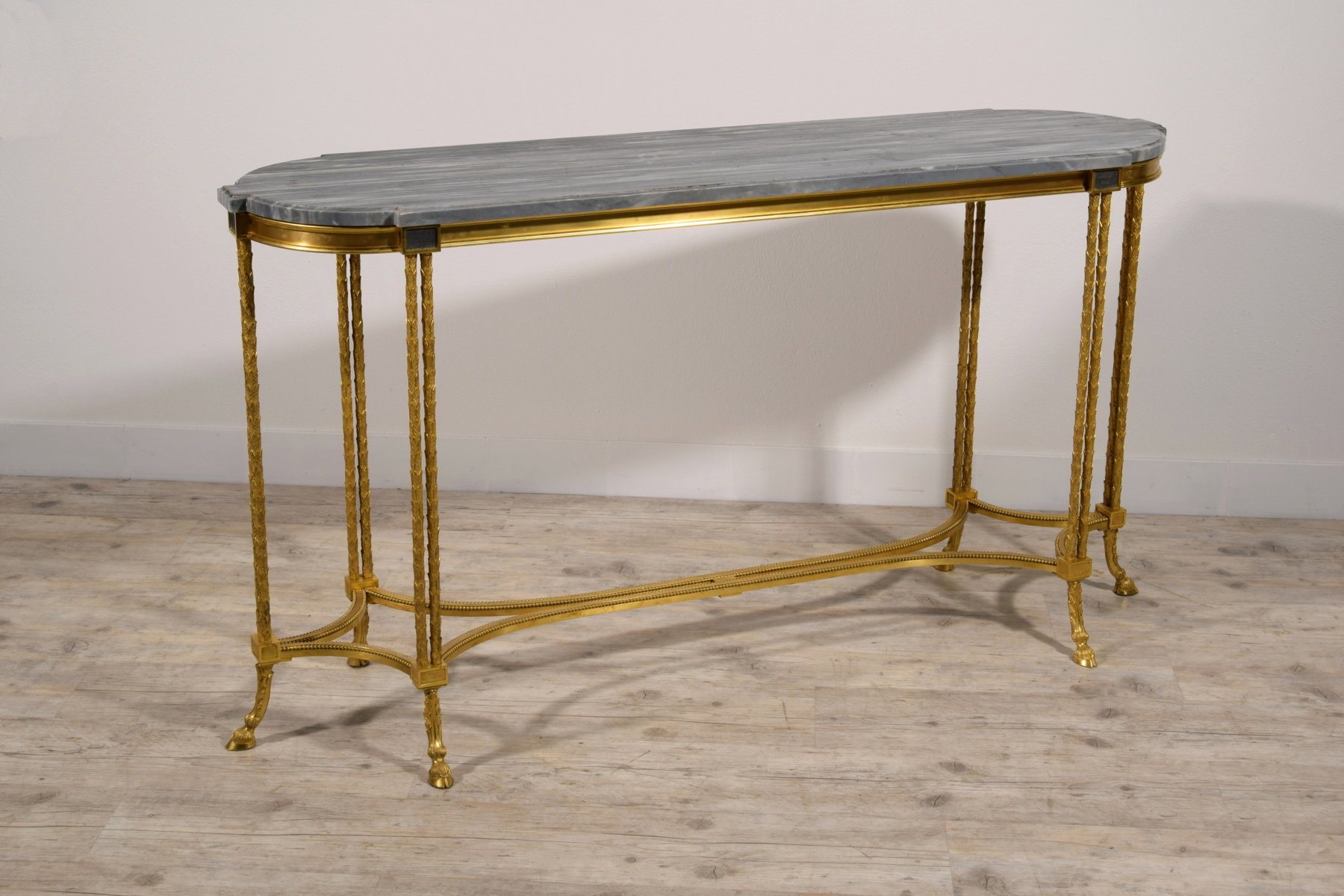 Tavolo consolle da centro in bronzo dorato e marmo bardiglio, Maison Bagues, Francia, XX secolo 
